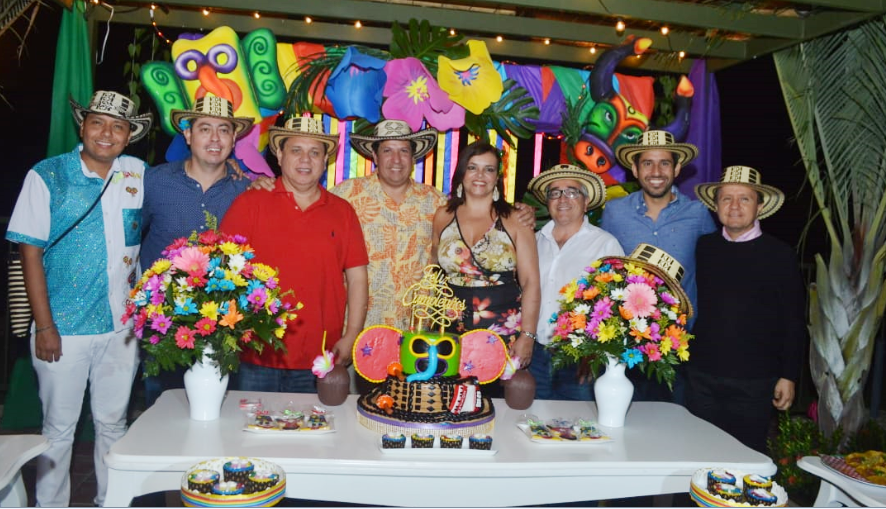 Fernando Iglesias, jefe de contratación; Miguel Andrade, Secretario de Salud; Jimmy Puentes, Secretario de Movilidad; Alcalde de Neiva y su esposa; William Alvis, asesor jurídico; Camilo Gómez, Secretario de Ambiente y Aldemar Macías, asesor de despacho.